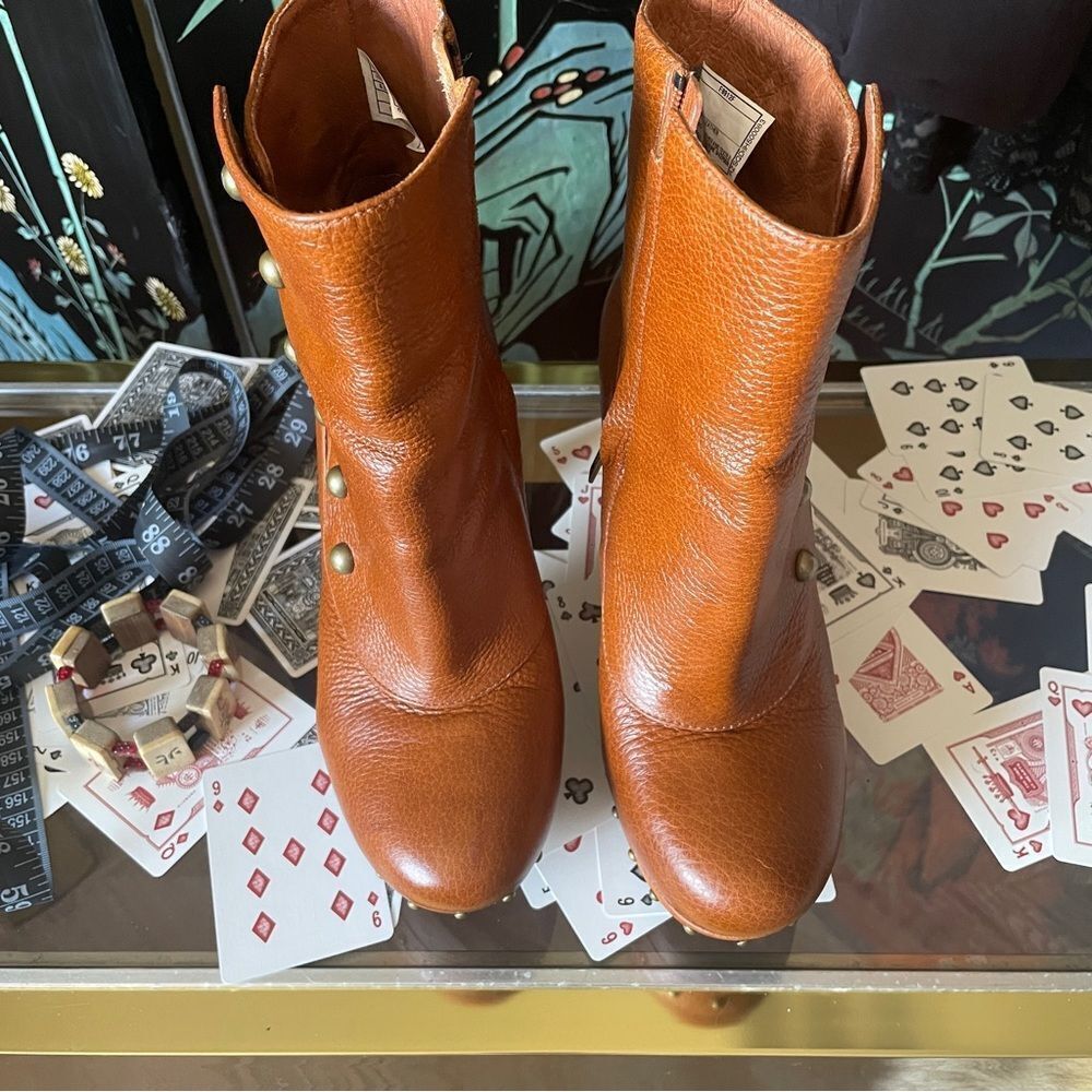 ♥️ UGG AUSTRALIA COSIMA CHESTNUT BROWN LEATHER PLATFORM Studded HEEL
BOOTS 8.5 - Picture 13 of 16
